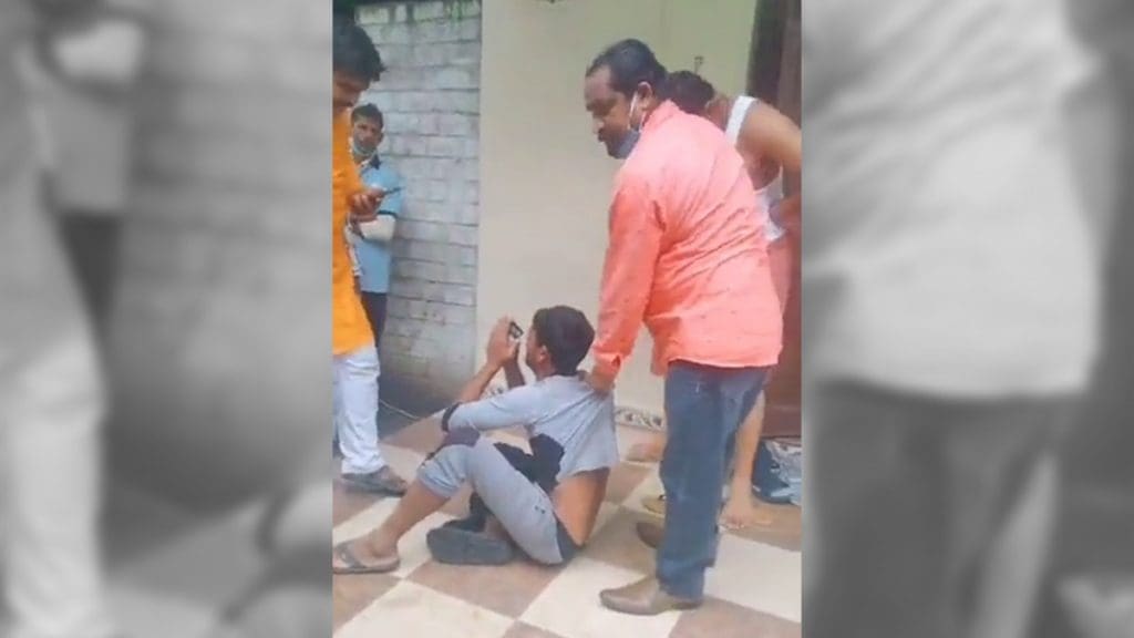 Hindu men attack Muslim bangle seller